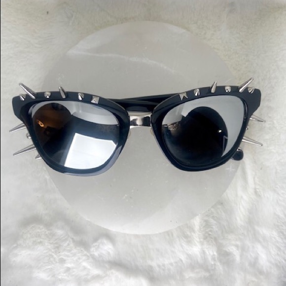 Rocker Black sunglasses with silver spikes - Picture 10 of 11